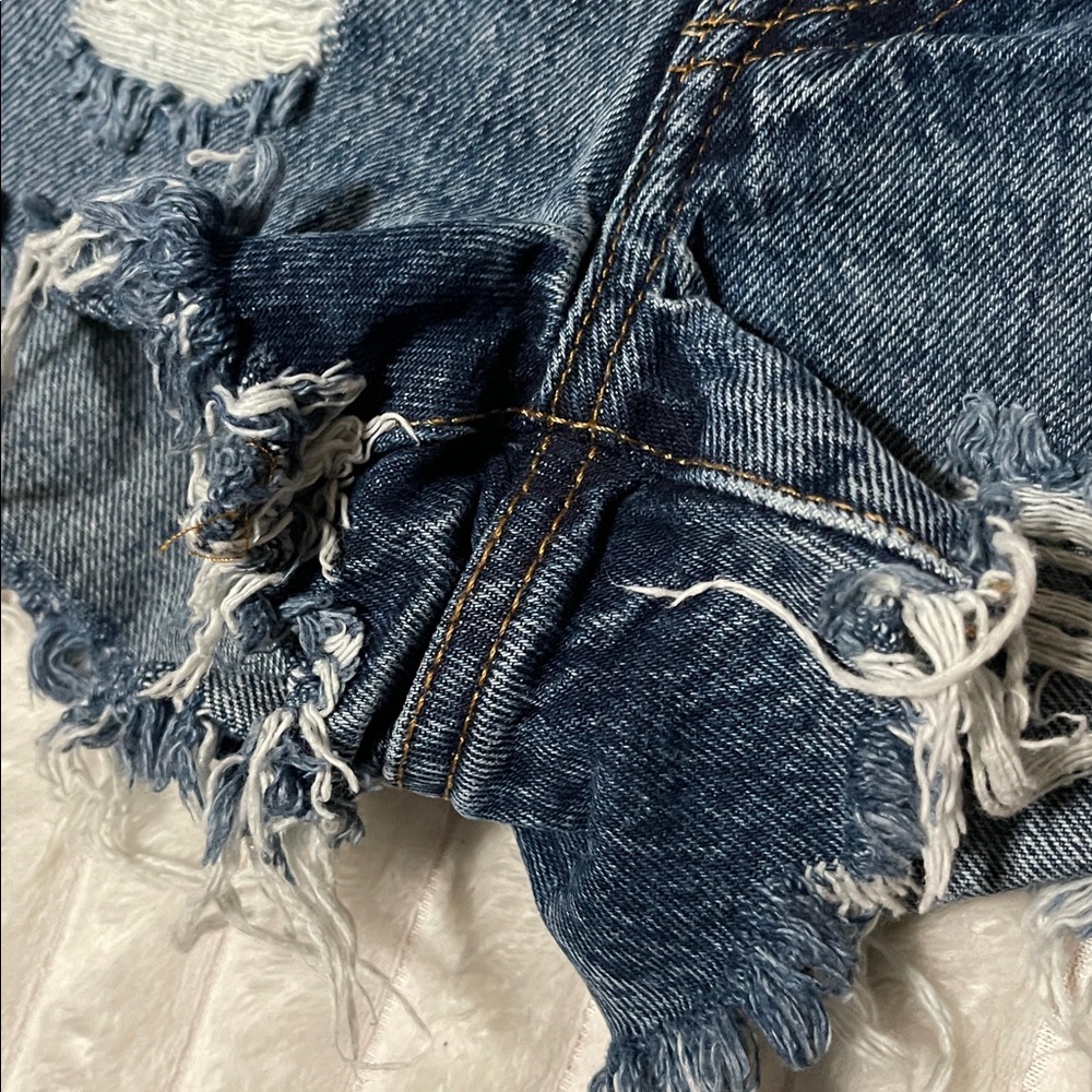 Levi's 501 Women's Classic Blue Jean Shorts | Size 23 - Picture 4 of 7